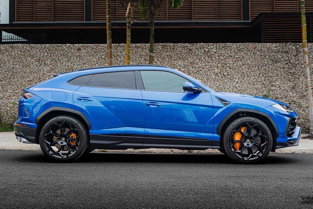 The Lamborghini supercar in Ho Chi Minh City attracts attention with its unique black rims. Photo: Anh Tuan