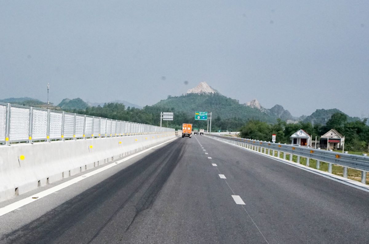 Nhung vet den dai xuat hien tren mat duong cao toc, nghi co dau hieu do hoa chat pha hoai mat duong. Anh chup nam 2023: Quach Du