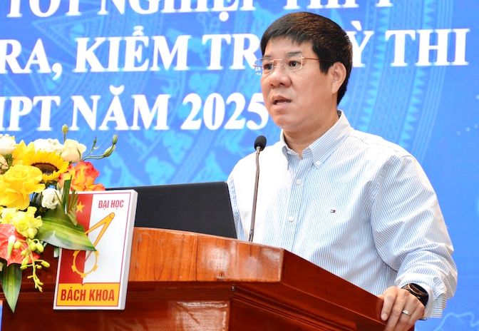 Professor Huynh Van Chuong said that in 2025, the high school graduation exam will be printed on A3 instead of A4 as every year to facilitate printing and reduce the risk of page missing. Photo: Ministry of Education and Training