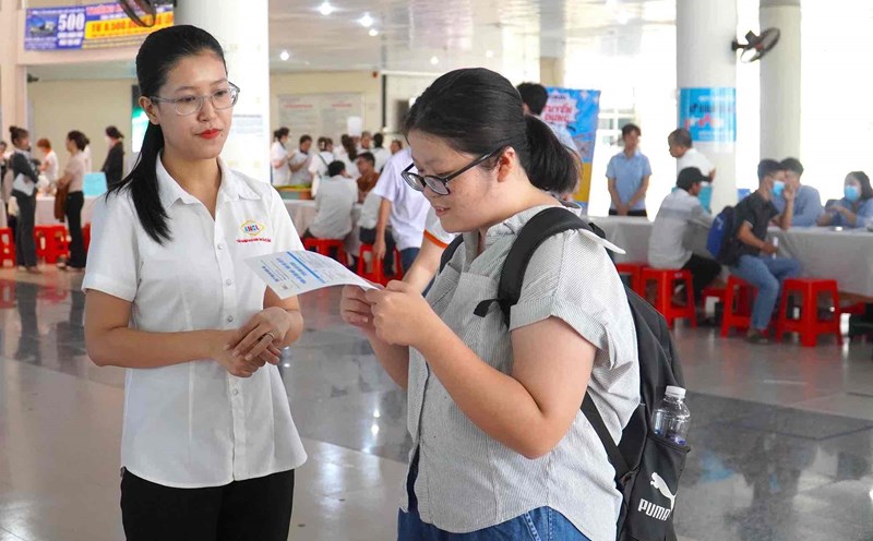 Enterprises recruit workers at the Dong Nai Province Job Exchange in 2025. Photo: HAC