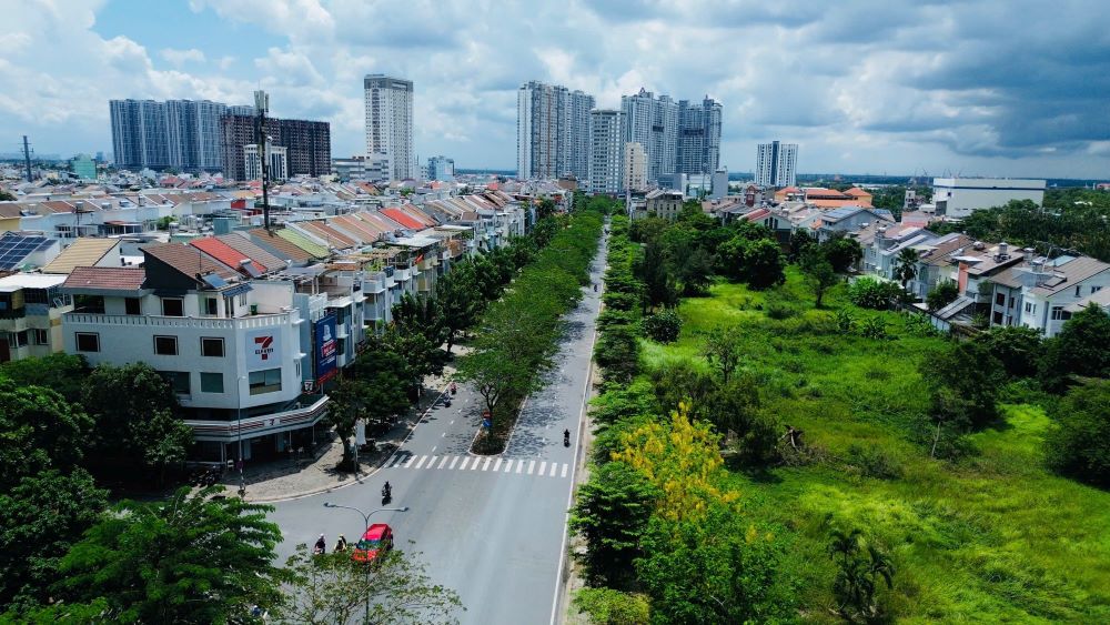 Diem dau tuyen giao voi duong Nguyen Huu Tho tai xa Phuoc Kien (Nha Be) hien van la vung dat yen ang chua duoc khai thac, xen lan ao ho va cay co. Ảnh: Anh Tu