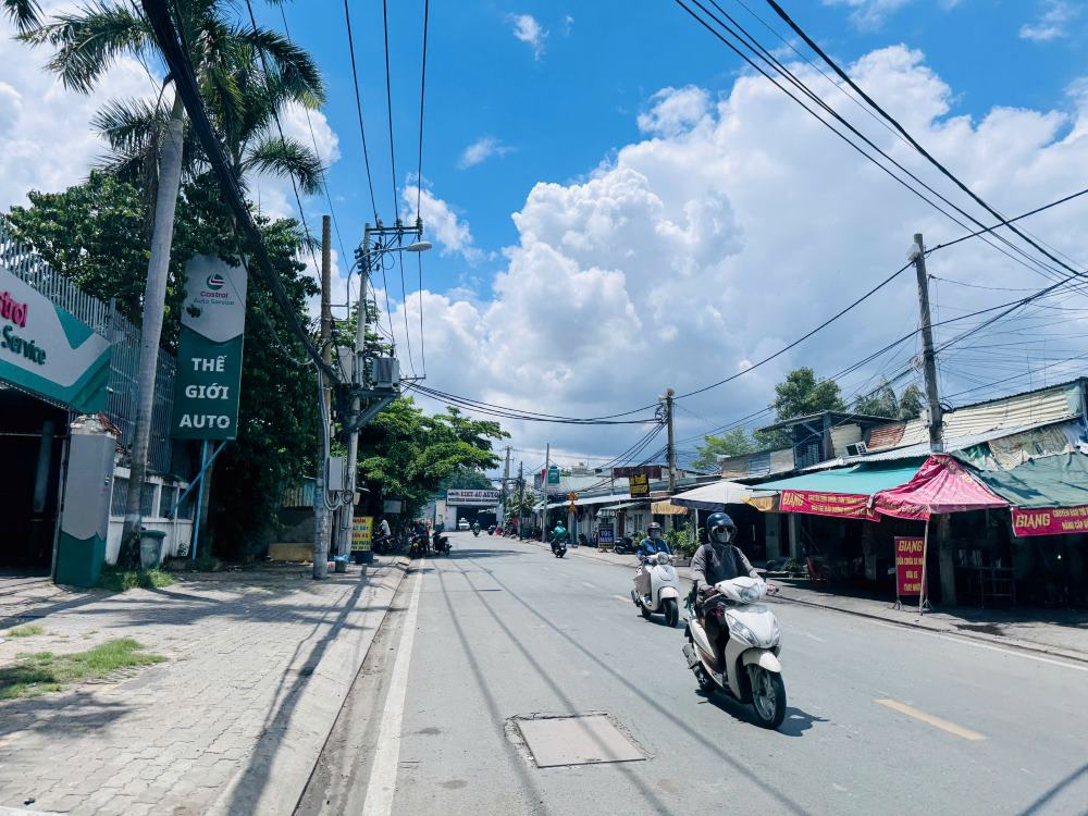 Tuyen duong Hoang Quoc Viet co doan dau rong khoang 15m, tu sau giao lo voi Huynh Tan Phat ve Dao Tri chi rong khoang 8m. Ảnh: Anh Tu