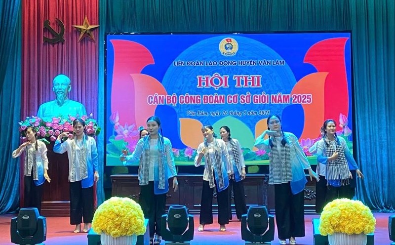 An art performance at the Van Lam District Excellent Grassroots Union Cadre Competition in 2025. Photo: Trung Kien