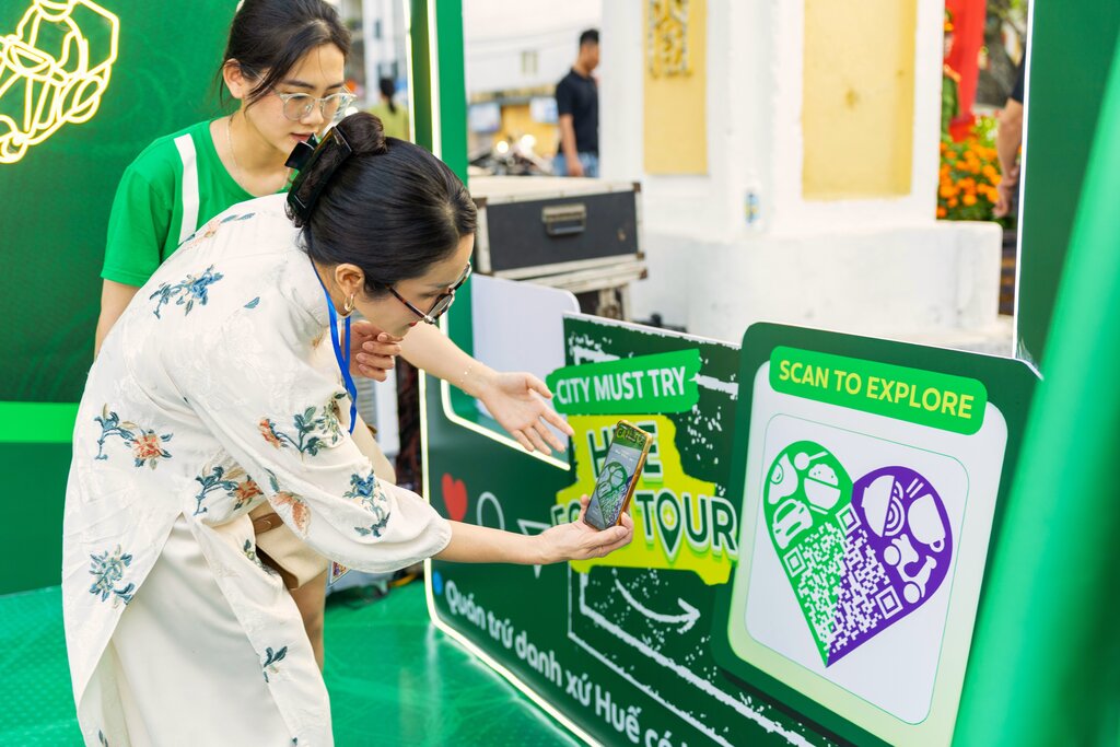 Du khach de dang kham pha danh sach quan “Tru danh xu Hue” nho quet ma QR GrabFood duoc dat tai nhieu dia diem trong thanh pho. Anh Grab Viet Nam