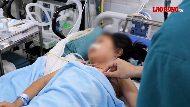 The child who clung to the rolling door and was swept away all over the body is now out of danger. Photo: Provided by the hospital