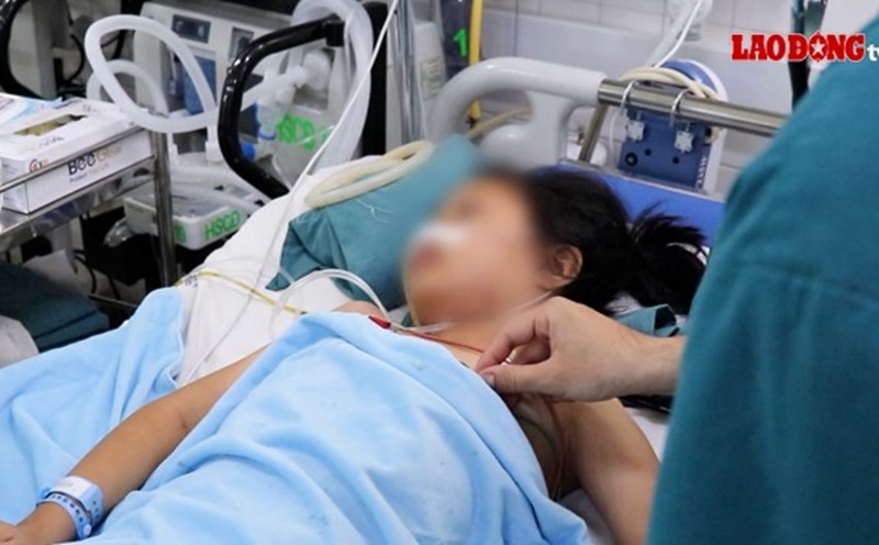 The child who clung to the rolling door and was swept away all over the body is now out of danger. Photo: Provided by the hospital