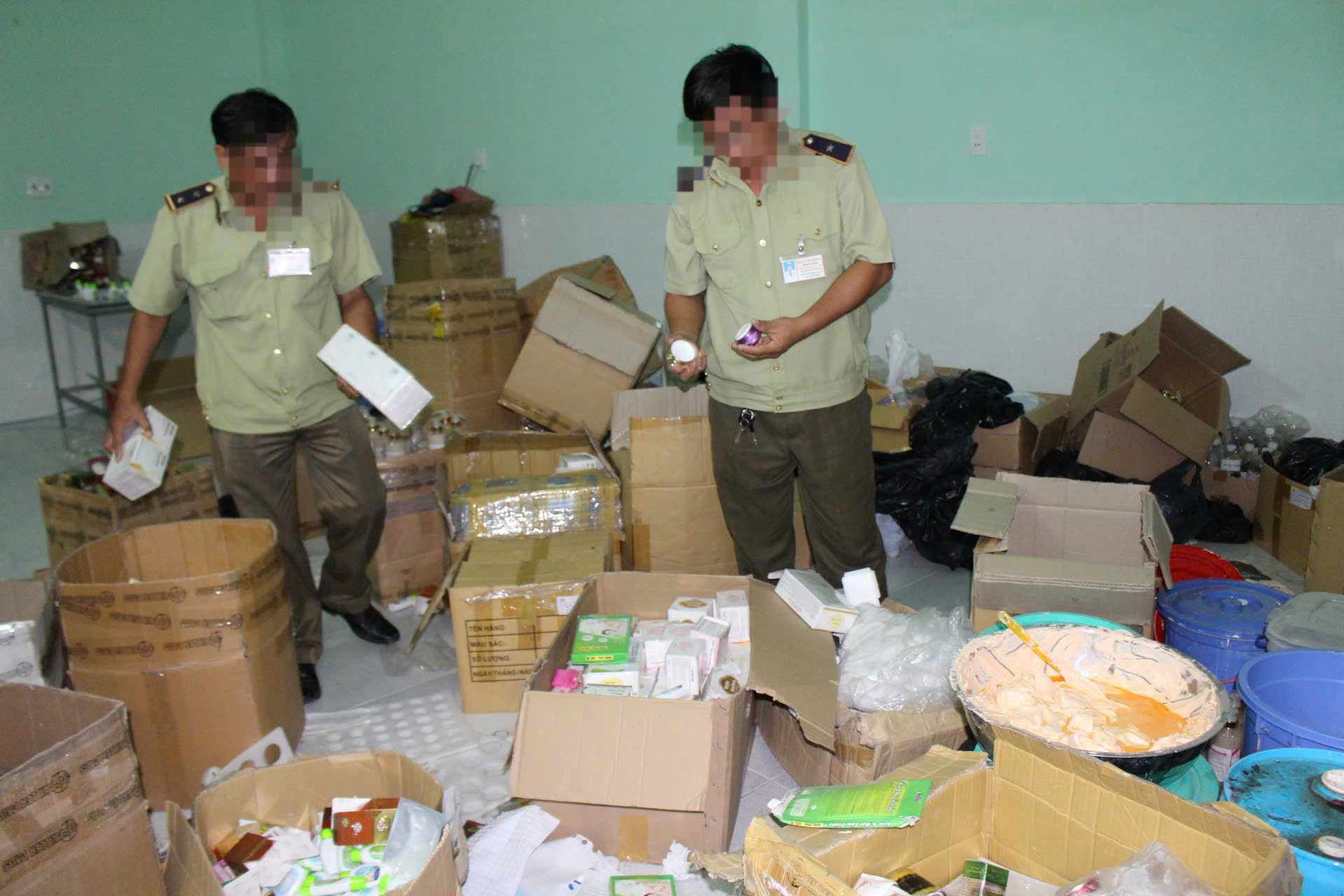 Luc luong chuc nang kiem tra xu ly hang gian, hang gia o Binh Duong. Anh: Dinh Trong