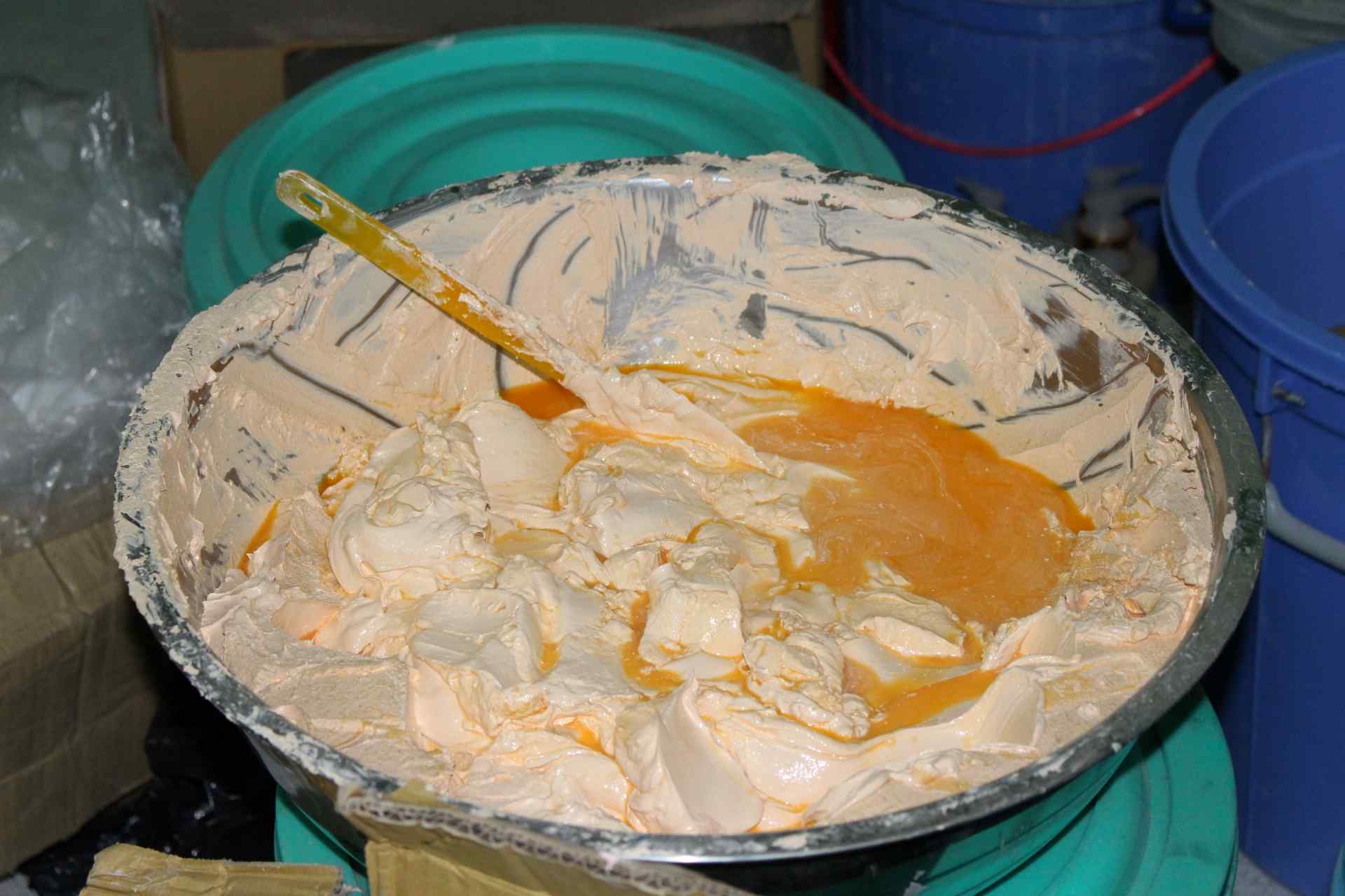 El material se mezcla para hacer que los cosmeticos de una instalacion en Binh Duong se procesen. Foto: Dinh Trong