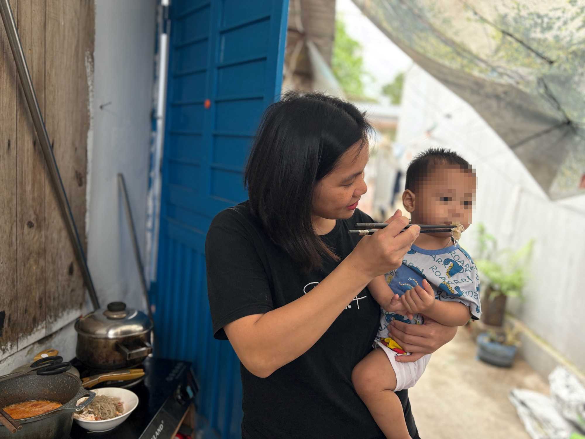 Ms. Hien plans to send both of her children to private schools, so the tuition support policy will help her family reduce financial pressure. Photo: Bao Han