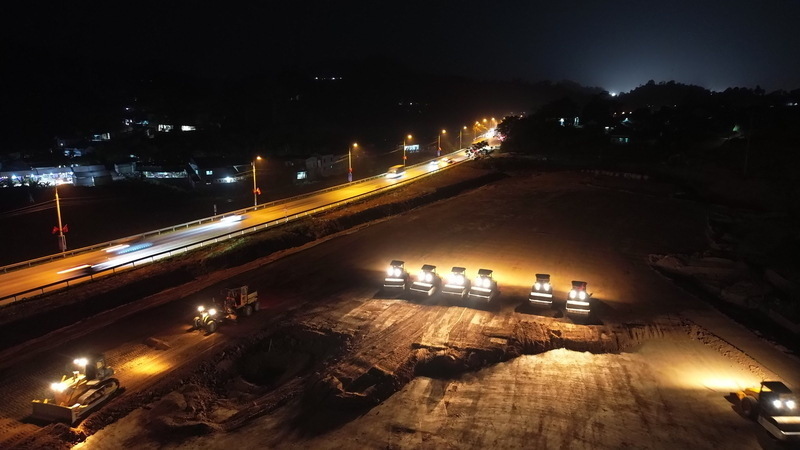 The contractor took advantage of the cool weather, working through the night on two expressways worth tens of thousands of billions of VND in Lang Son. Photo: Khanh Linh