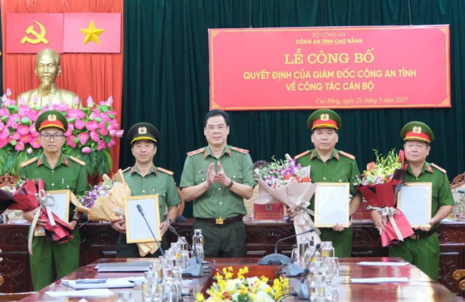4 lãnh đạo cấp phòng tại Công an Cao Bằng nhận quyết định nghỉ hưu
