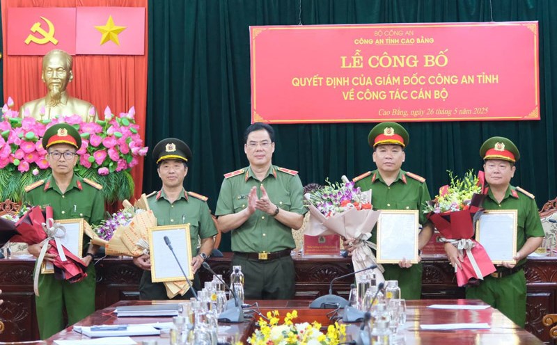 4 leaders at Cao Bang Provincial Police received retirement decisions. Photo: Ngoc Anh