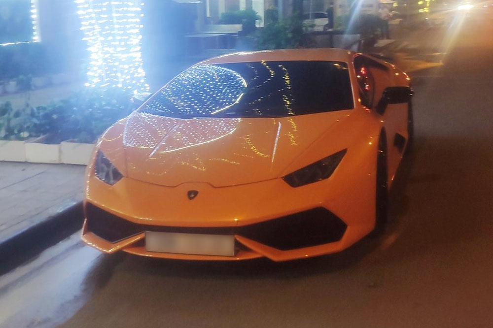Supercar Lamborghini Huracan lleva una placa de subasta 700 millones VND en Hanoi. Foto: Nguyen le Hanh