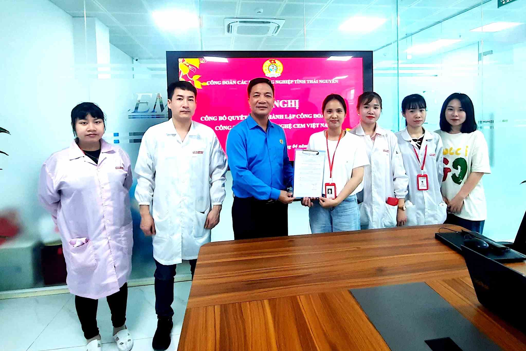 Representantes de las zonas industriales de Tailandia de Nguyen otorgaron la decision de establecer sindicatos de base a la unidad. Foto: Van Thai