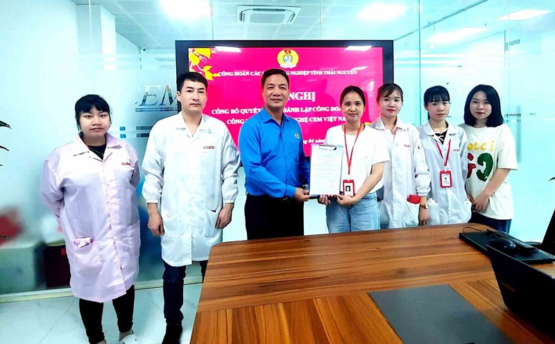 Representatives of the leaders of the Thai Nguyen Industrial Parks Trade Union presented the decision to establish a grassroots trade union to the unit. Photo: Van Thai