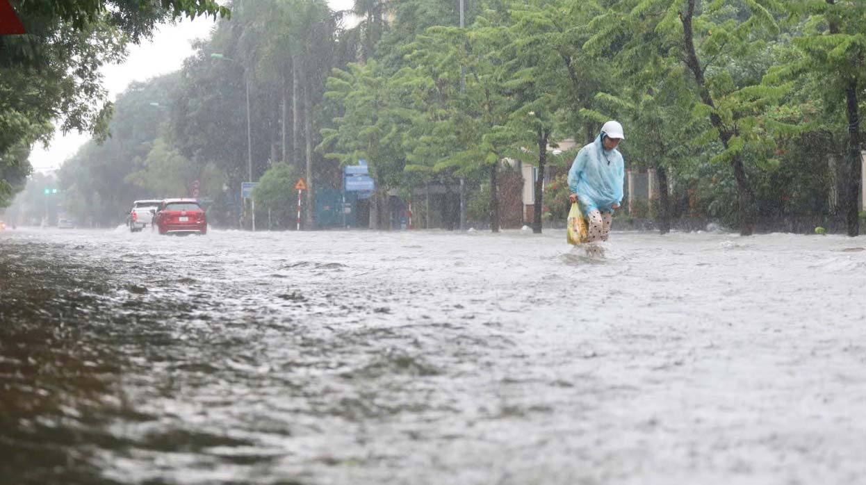 Du bao thoi tiet ngay mai 27.5 Bac Bo va Trung Bo nhieu may, co mua rao va dong vai noi, cuc bo co noi mua to. Co quan khi tuong canh bao nguy co xay ra lu quet, sat lo va sut lun tai cac tinh Bac Bo, Thanh Hoa, Lam Dong, Binh Thuan... Anh: Quang Dai