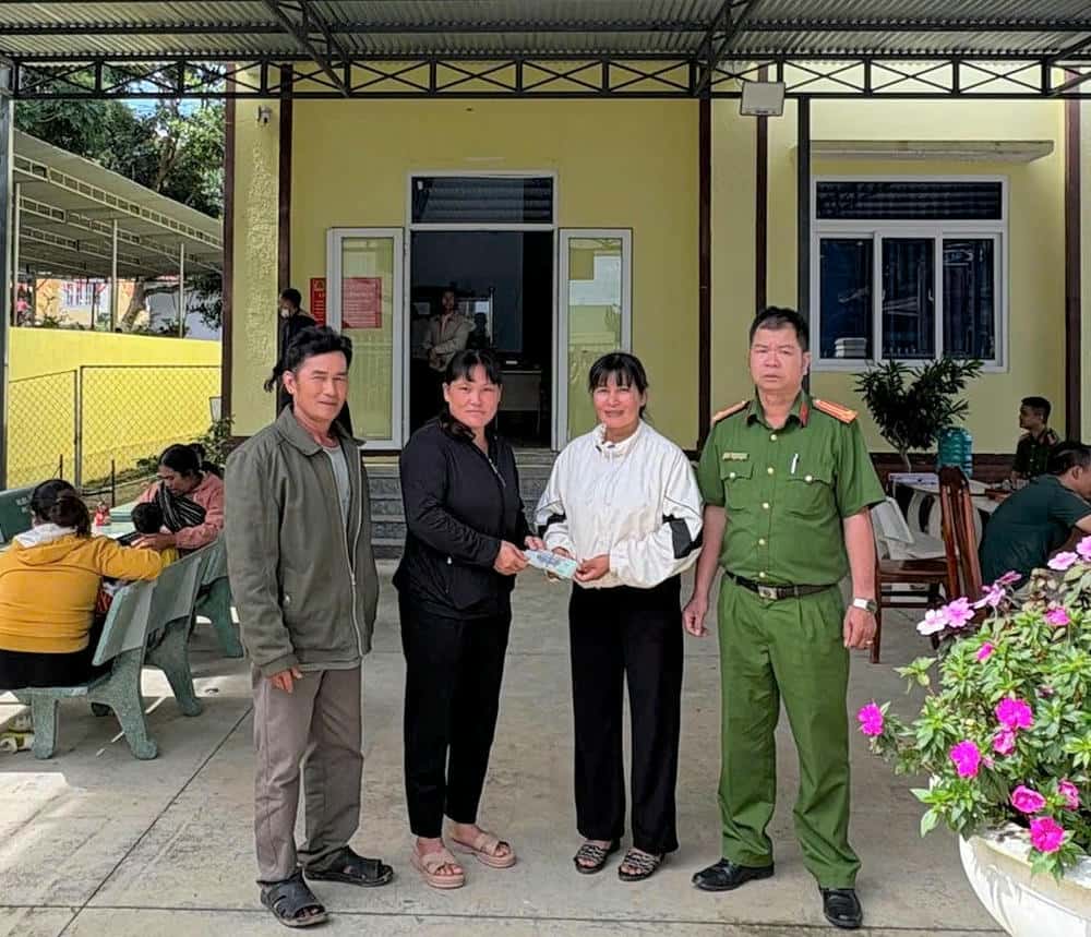 Chị Ka Diễm (áo trắng) trao trả lại số tiền cho người đánh rơi. Ảnh: Lam Hồng 