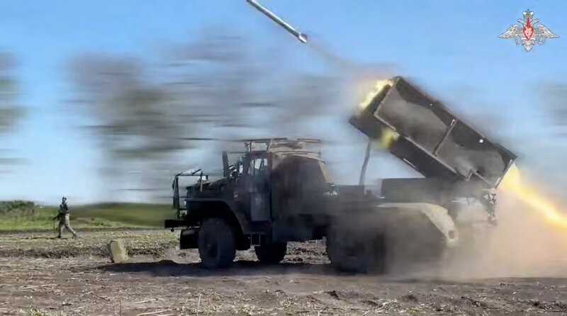 Russia's MLRSgrad rocket artillery attacked the Ukrainian army. Photo: Cut from video of the Russian Ministry of Defense