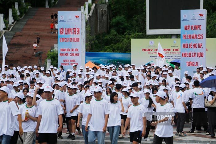 Ngày Olympic trẻ em năm 2025 diễn ra tại sân hành lễ Tượng đài Chiến thắng Điện Biên Phủ. Ảnh: Quang Đạt