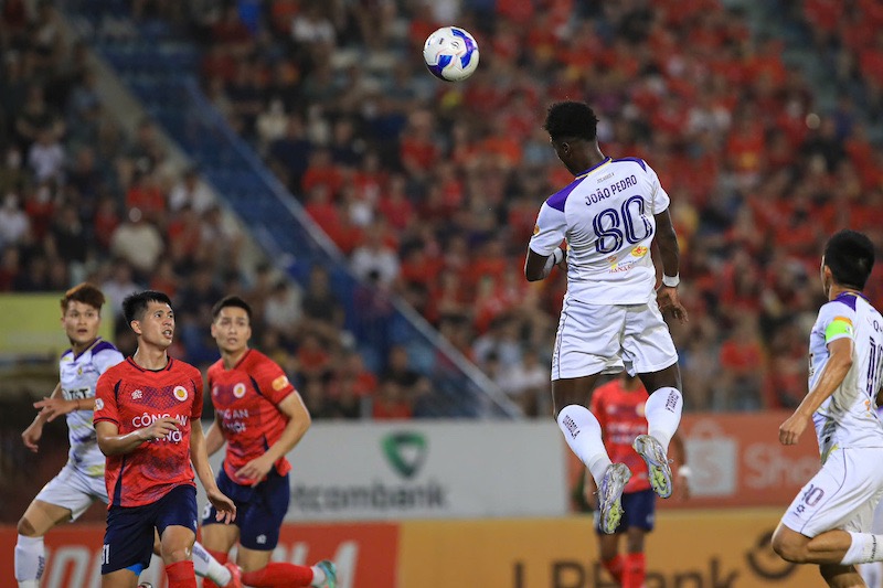 Ha Noi FC thi dau quyet tam tu nhung phut dau. Anh: Minh Dan