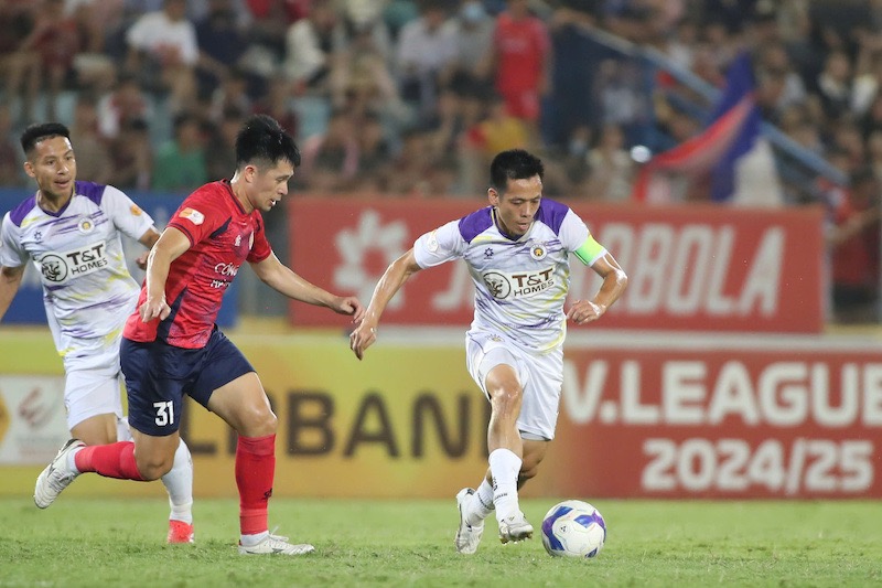 Van Quyet va dong doi thi dau day no luc. Anh: Minh Anh