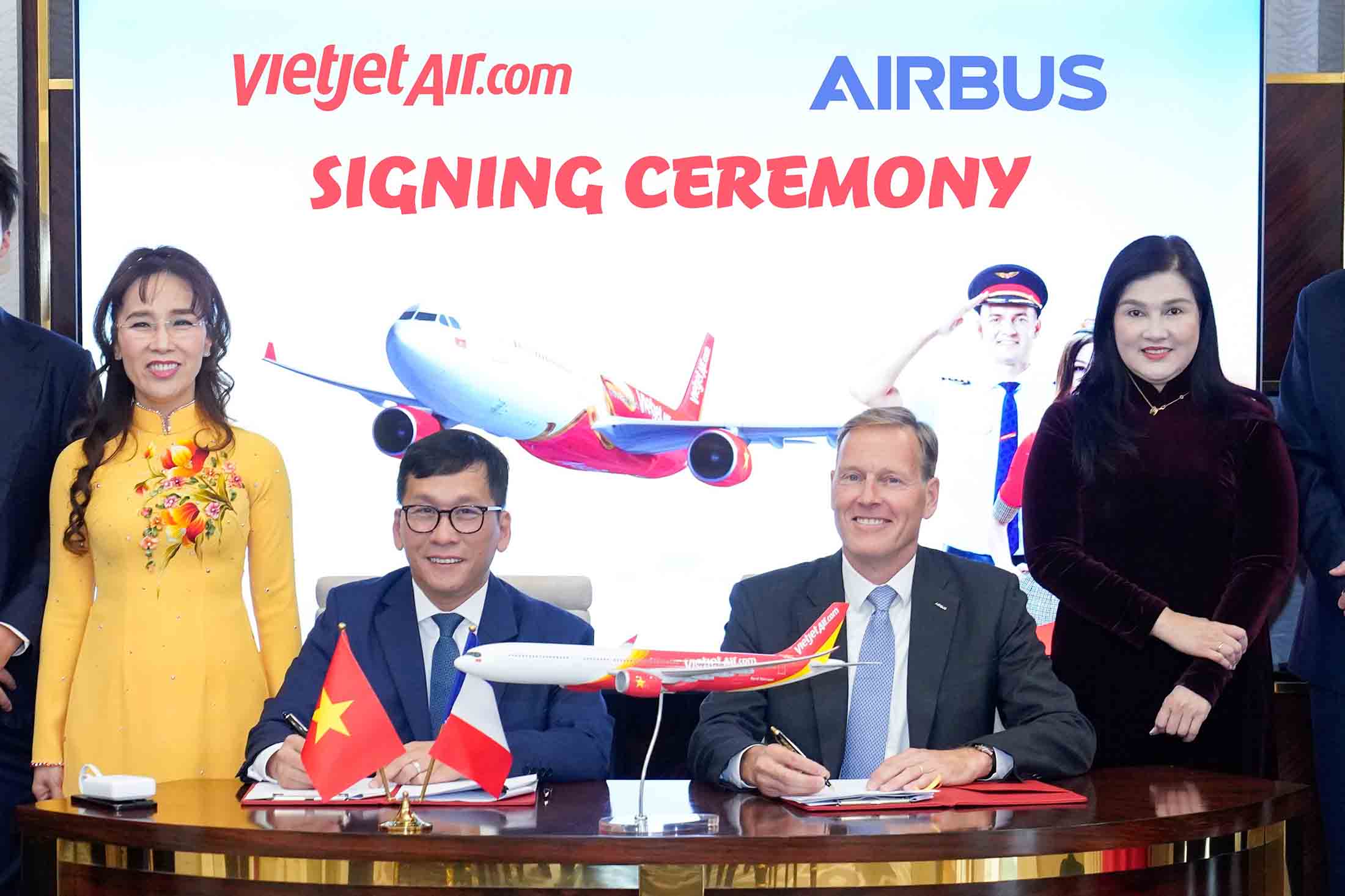 Representatives of Vietjet and Airbus representatives at the signing ceremony. Photo: Vietjet