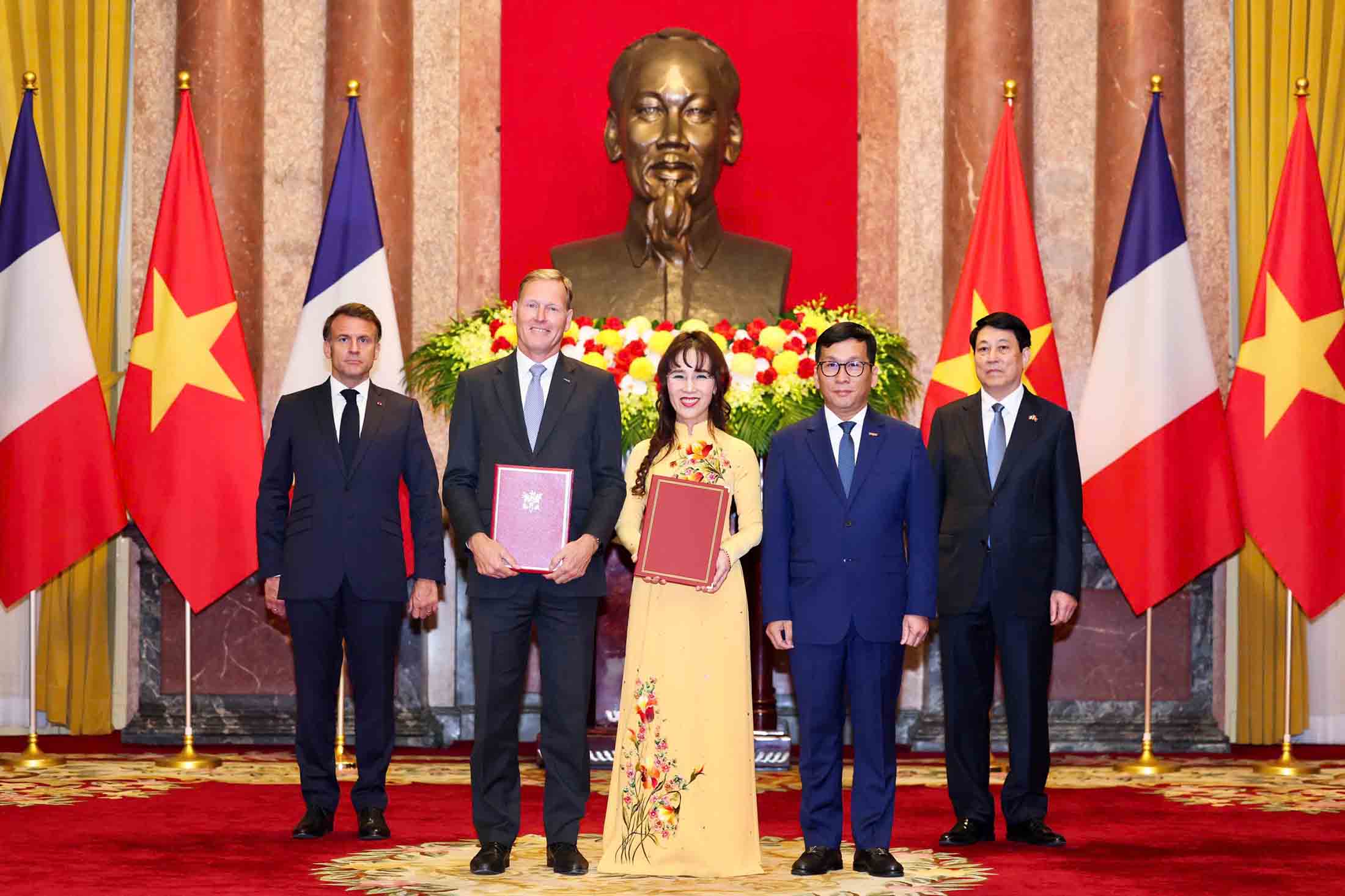 Chu tich HDQT Vietjet, Nguyen Thi Phuong Thao va Chu tich Airbus International, Wouter van Wersch trao thoa thuan dat mua 20 may bay than rong A330-900 (A330neo) truoc su chung kien cua Chu tich nuoc Luong Cuong va Tong thong Phap Emmanuel Macron.