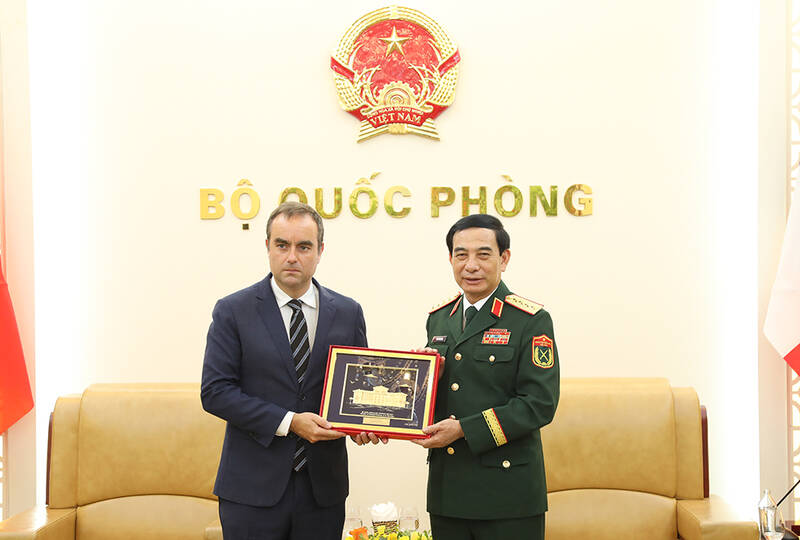 General Phan Van Giang - Politburo member, Deputy Secretary of the Central Military Commission, Minister of National Defense of Vietnam presented a souvenir to French Minister of the Army Sebastien Lecornu. Photo: Ministry of National Defense