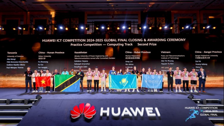 Doi Viet Nam nhan giai nhi noi dung Computing Track tai cuoc thi Huawei ICT Competition 2024 – 2025. Anh: Nhat Linh