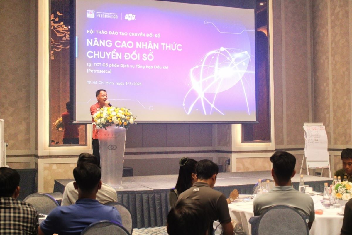 Ong Phung Tuan Ha - Chu tich HDQT Petrosetco phat bieu dinh huong tai hoi thao. Anh: FPT Digital
