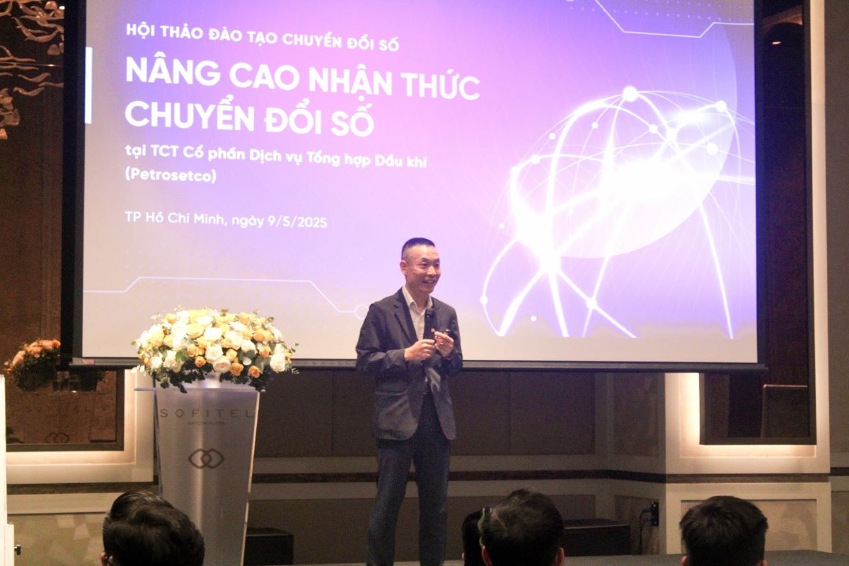 Ong Vuong Quan Ngoc, Giam doc tu van FPT Digital - Tap doan FPT chia se trong hoi thao ve dinh huong trien khai tu duy AI-First vao van hanh doanh nghiep. Anh: FPT Digital