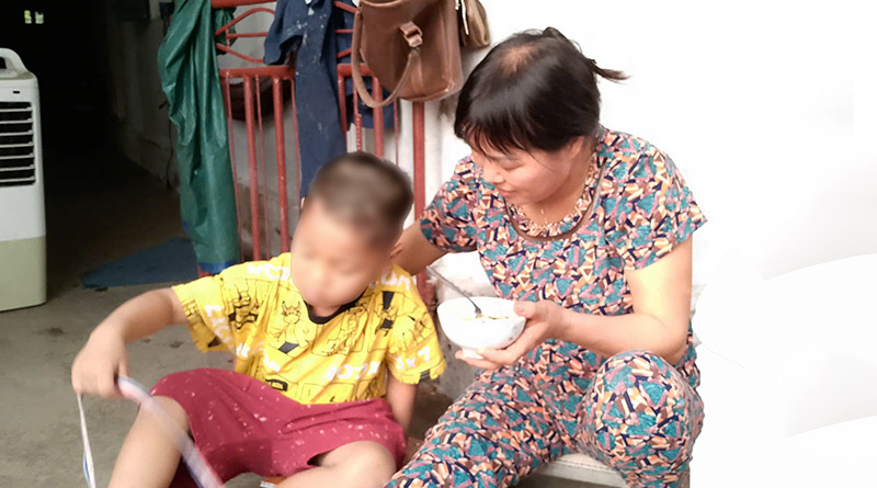Dù có nhiều thời gian chăm cháu, tái tạo sức khỏe nhưng bà Phương vẫn mong được tăng ca để đảm bảo thu nhập (Ảnh: Mạnh Cường) 