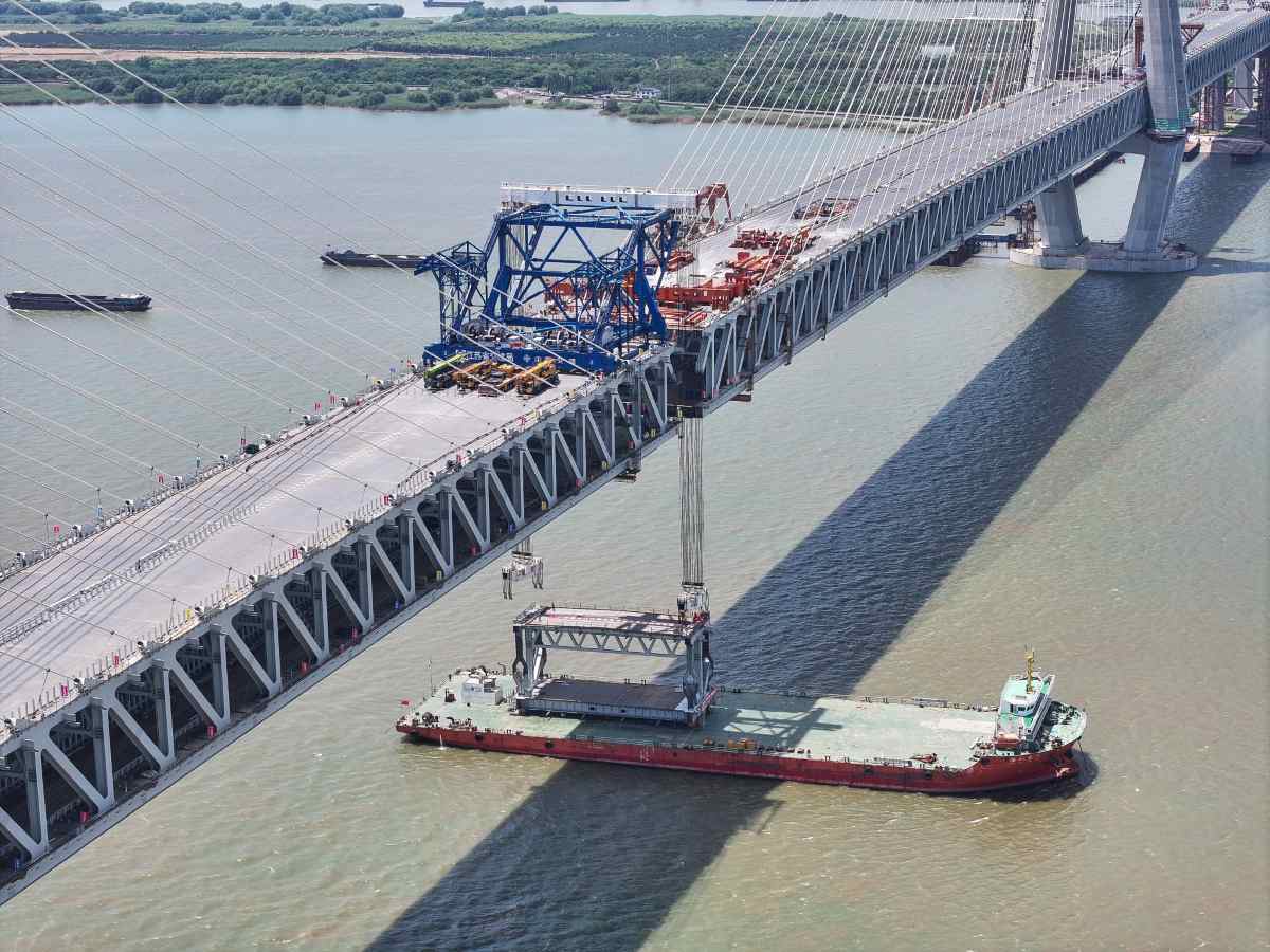 Nang dam thep tai doan hop long cua nhip chinh cau Truong Thai. Anh: Xinhua