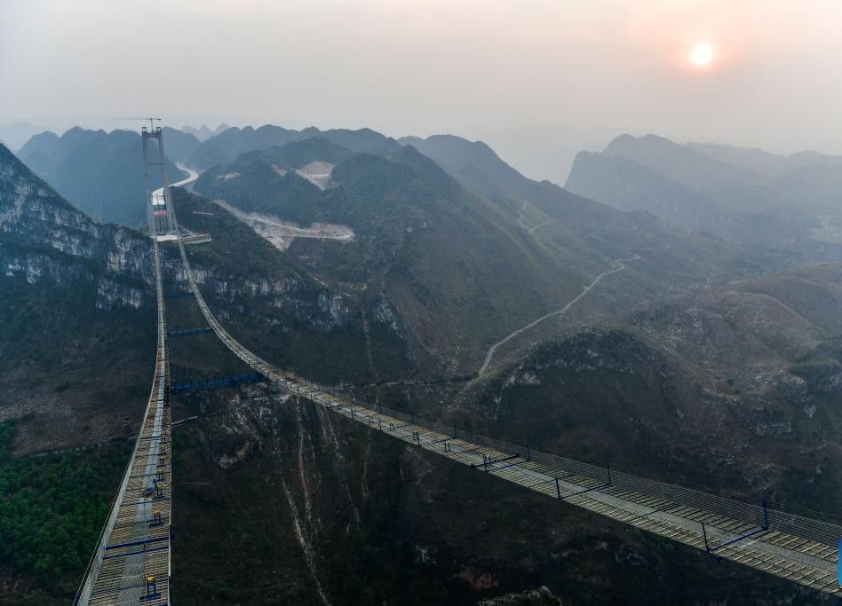 Xay cau vuot hem nui Quy Chau, ngay 26.3.2024. Anh: Xinhua