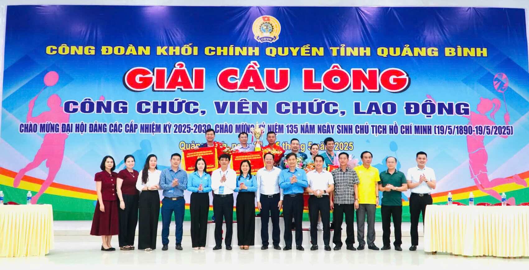 Representantes de la Confederacion Laboral Provincial y el Comite Organizador otorgaron las delegaciones participantes. Foto: Xuan Duc