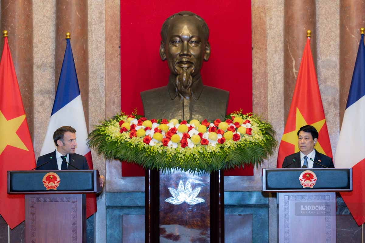 Uy vien Bo Chinh tri, Chu tich nuoc Luong Cuong va Tong thong Phap Emmanuel Macron hop bao sau hoi dam. Anh: Hai Nguyen