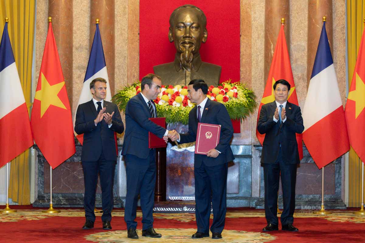 Politburo member and President Luong Cuong and French President Emmanuel Macron witnessed the handover ceremony of cooperation documents. Photo: Hai Nguyen