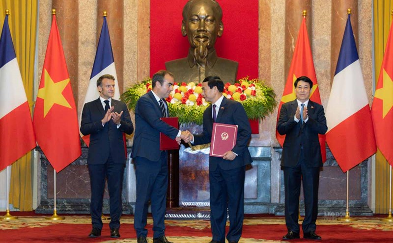 Politburo member and President Luong Cuong and French President Emmanuel Macron witnessed the handover ceremony of cooperation documents. Photo: Hai Nguyen