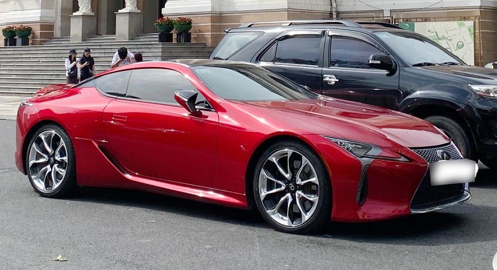 Un LC500 LC500 rojo atrajo la atencion al aparecer en la ciudad de Ho Chi Minh. Foto: Thanh Tai