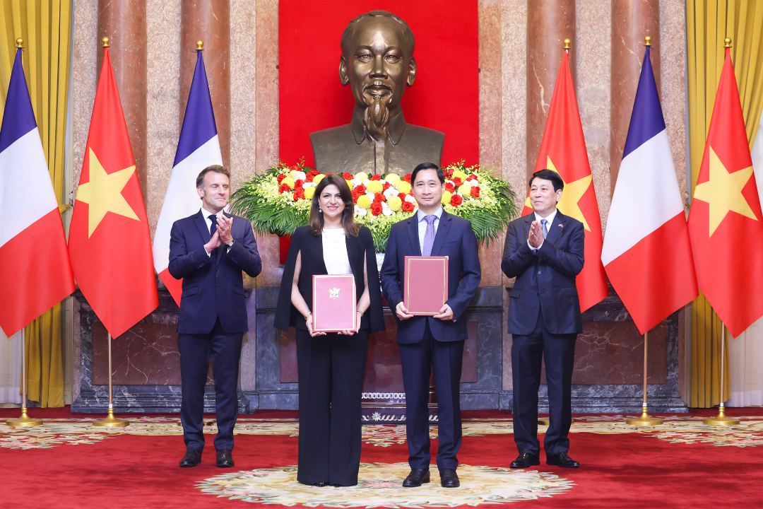 Ong Ngo Chi Dung, Tong Giam doc kiem Chu tich HDQT Cong ty Vaccine Viet Nam (VNVC) va ba Zainab Sadat Qayyum, Chu tich Sanofi vung Dong Nam A - An Do trao van kien thoa thuan hop tac chuyen giao cong nghe san xuat vaccine cua Sanofi tai Nha may Vaccine va Sinh pham VNVC truoc su chung kien cua Chu tich nuoc Luong Cuong va Tong thong Phap Emmanuel Macron. Anh: Lam Khanh