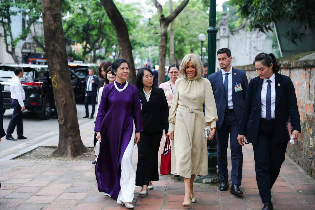 Phu nhan Tong Bi thu To Lam va phu nhan Tong thong Phap Emmanuel Macron tham Bao tang My thuat Viet Nam. Anh: Hai Nguyen