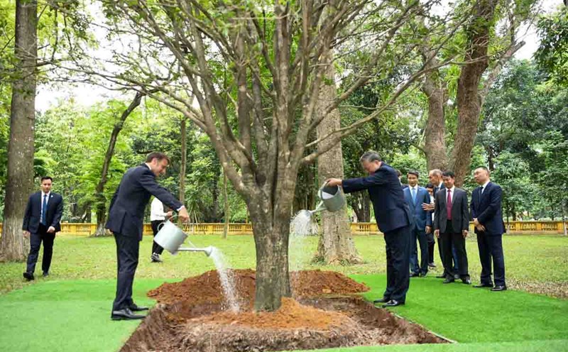 General Secretary To Lam and French President Emmanuel Macron planted friendship trees in the President Ho Chi Minh relic site. Photo: Hai Nguyen