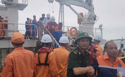 Cac thuyen vien duoc cuu dua len bo o cang Vung Ang. Anh: Vu Tuan.