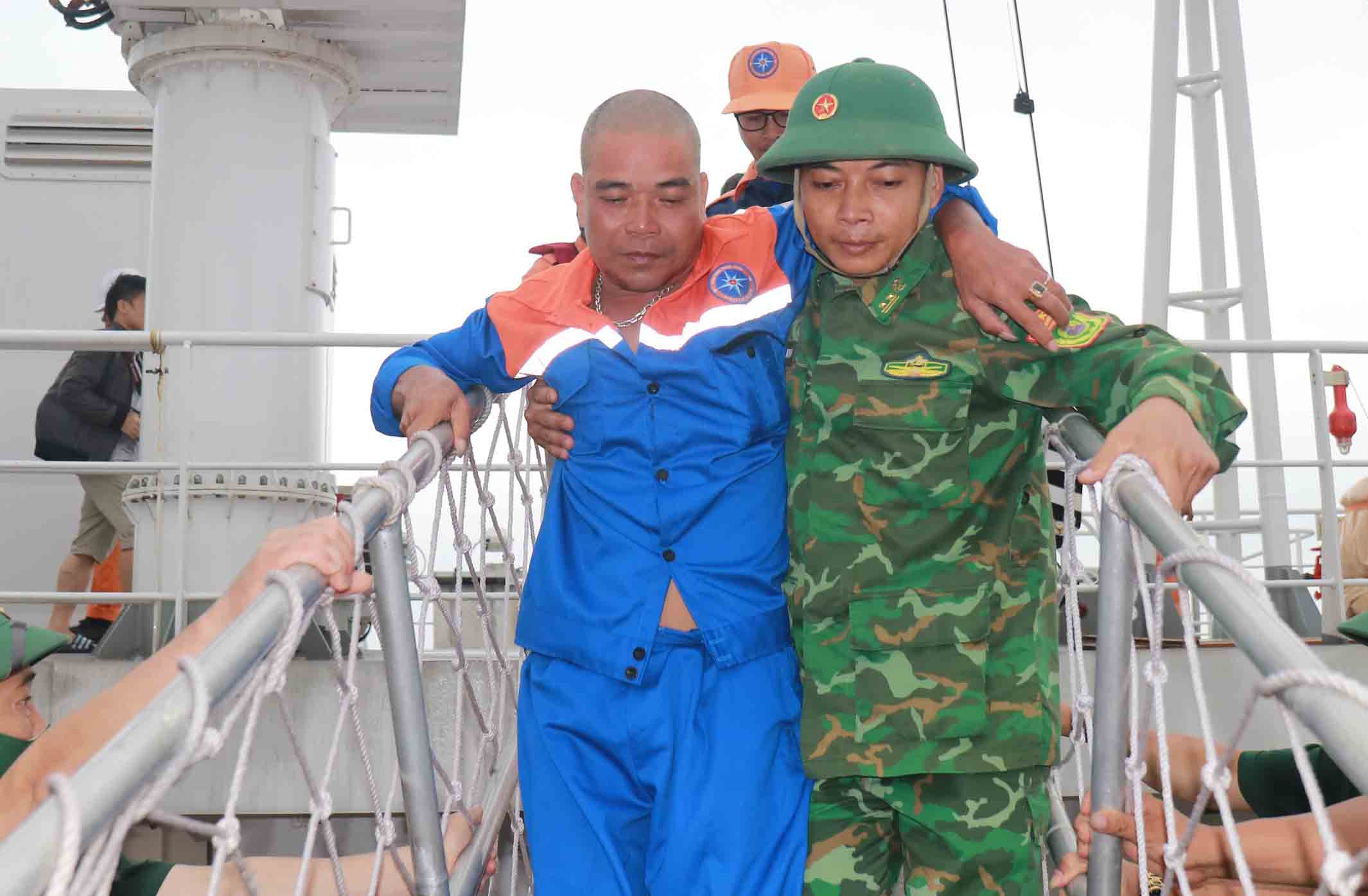 The moment the crew members were brought from the rescue boat to shore. Photo: Hoang Tuan.