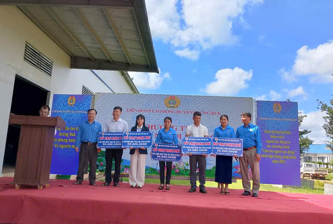 Con motivo del mes de trabajo de 2025, la Krong Buk Labor Federation organizo el programa "Gracias por los trabajadores". Foto: Bao Lam