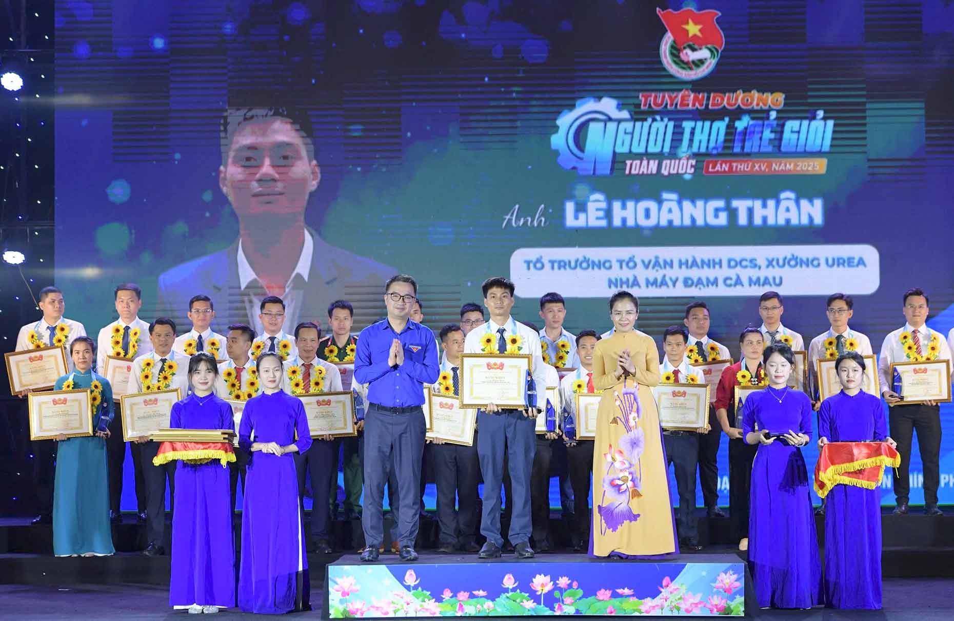 Lãnh đạo Trưng ương Đoàn Cộng sản Hồ Chí Minh và Mặt trận Tổ quốc Việt Nam tỉnh Nghệ An trao bằng khen cho các cá nhân. Ảnh: Duy Chương.