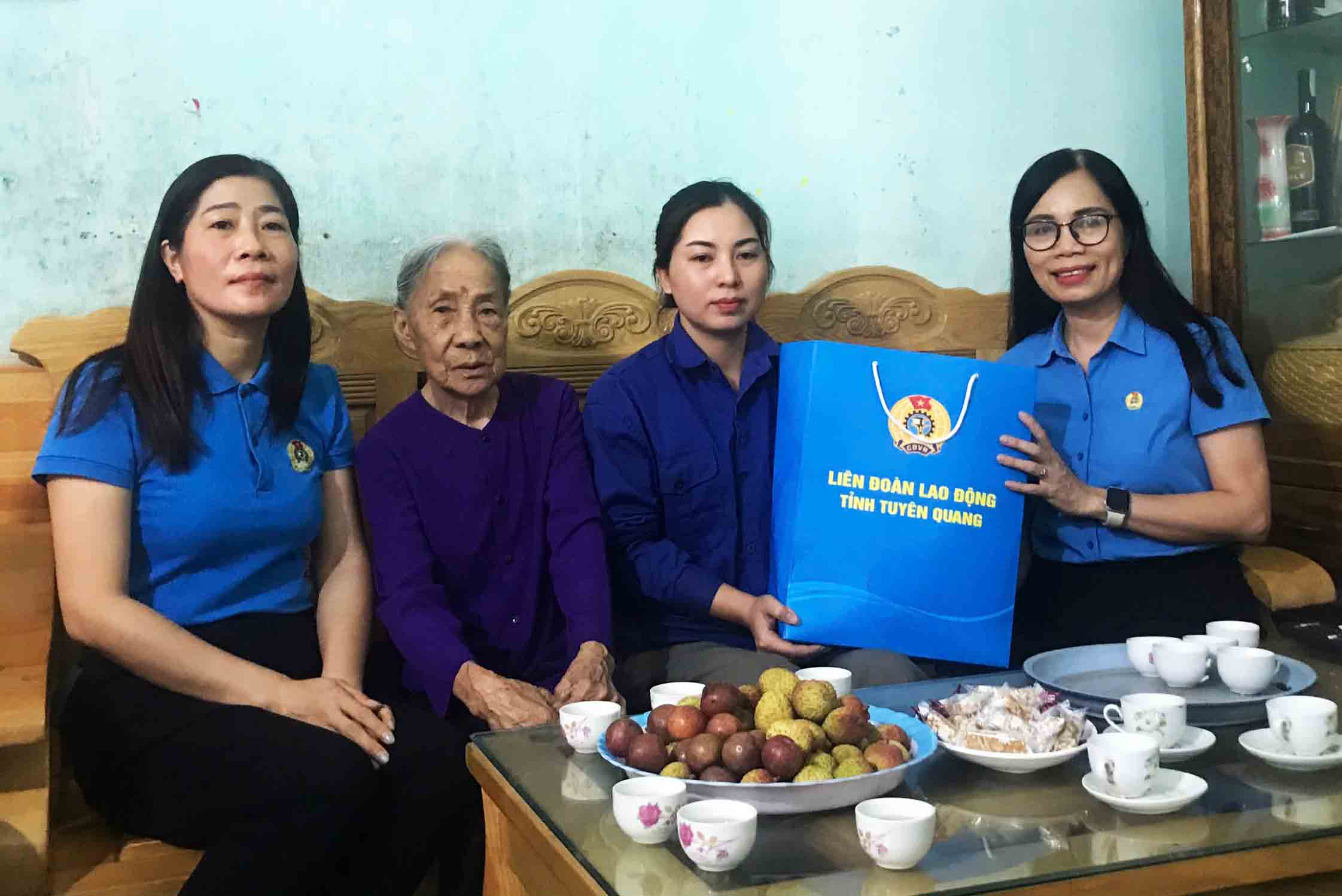 Los lideres de la Federacion Laboral de Tuyen Quang otorgaron el apoyo del "Refugio sindical" a los miembros y empleados sindicales en circunstancias dificiles. Foto: Minh Thuy.