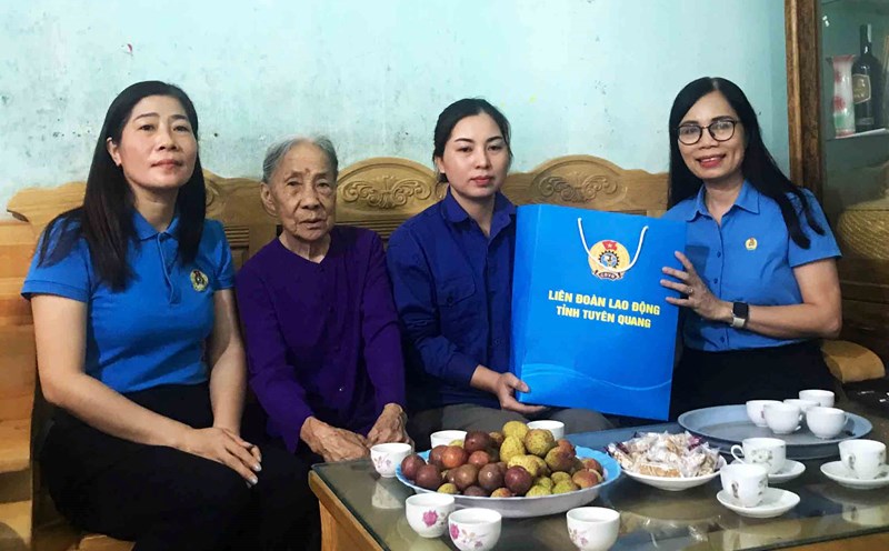 Leaders of the Tuyen Quang Provincial Federation of Labor presented "Union Shelter" support to union members and workers in difficult circumstances. Photo: Minh Thuy.