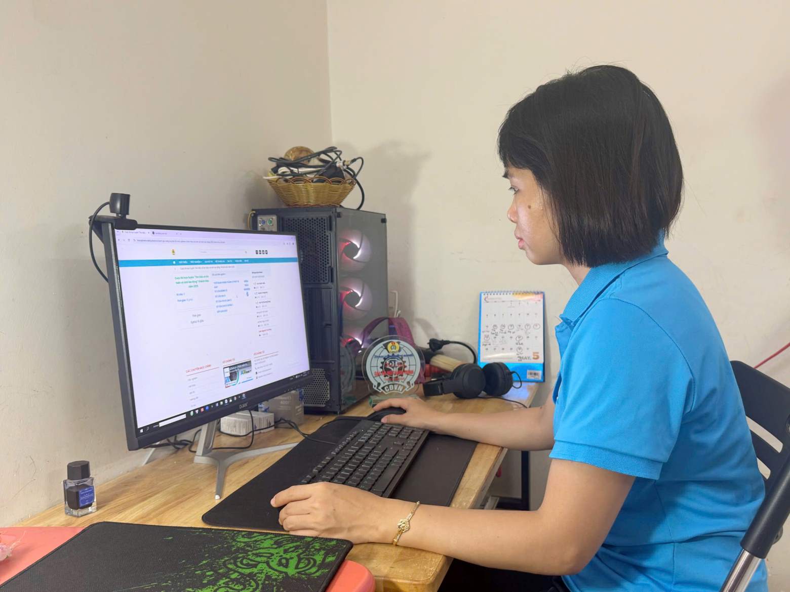 Khanh Hoa union members participate in an online contest to learn about occupational safety and hygiene in 2025. Photo: Khanh Hoa