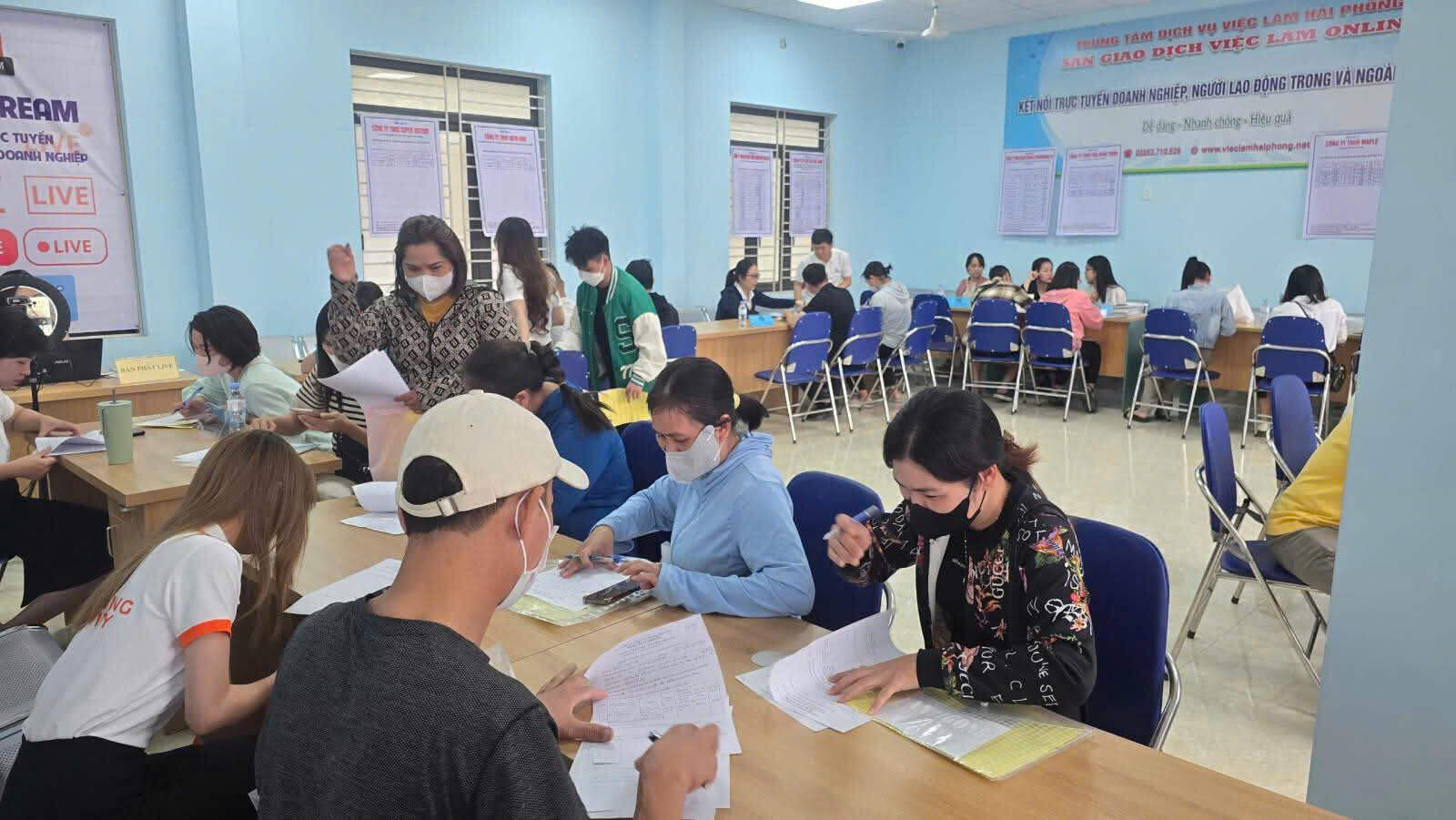 Overview of the regular job fair on May 26. Photo: Hai Phong Employment Service Center